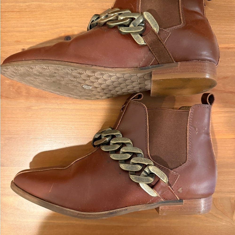 Kelsie Dagger Brown Leather Chain Loafers - Picture 2 of 4